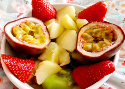 La salade de fruit crus pour faire le plein de vitamine C est une des recommandation en naturopathie